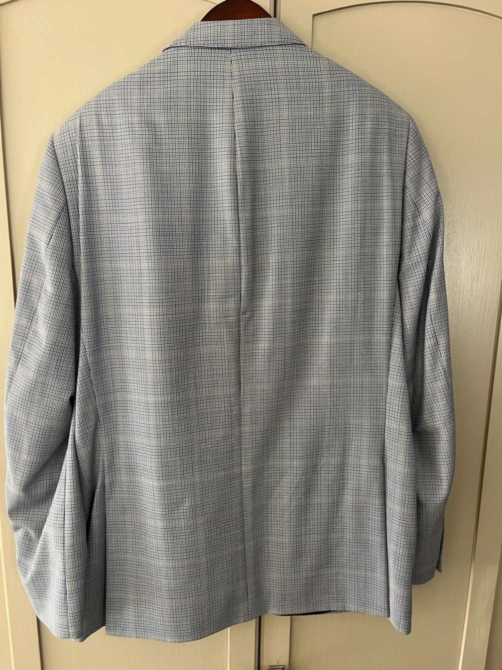 Light Blue & tan Plaid Men's Blazer
Double-vent
Smoke free home